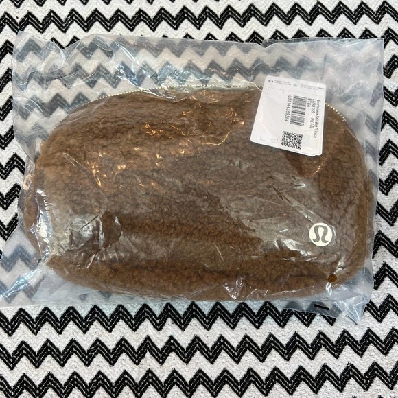 NWT Burnt Caramel Sherpa Fleece Everywhere Belt Bag lululemon - Picture 2 of 10